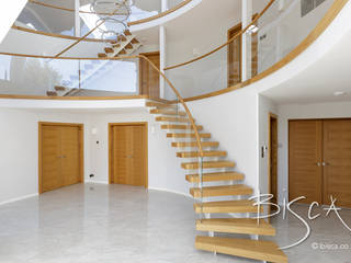 Painted Twin Stringer Stair with Glass Balustrade, Bisca Staircases Bisca Staircases Scale Legno Effetto legno