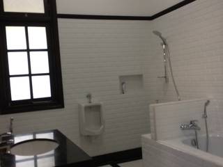 Sejahtera House, Kahuripan Architect Kahuripan Architect Colonial style bathrooms Ceramic