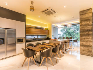 Casual Dining and sleek contemporary modern kitchen MJ Kanny Architect Modern kitchen