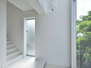 海を一望する家, プラソ建築設計事務所 プラソ建築設計事務所 Corredores, halls e escadas modernos