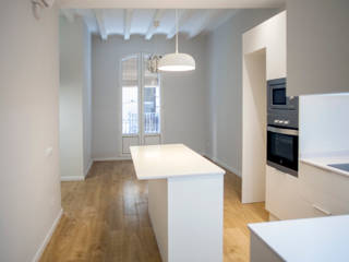 Reforma integral en calle Llibertat de Barcelona, Grupo Inventia Grupo Inventia Built-in kitchens Wood-Plastic Composite