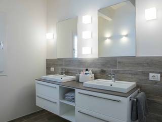 Villa Elisabetta, sopraelevazione in legno, Progettolegno srl Progettolegno srl Modern Bathroom White