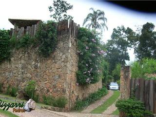 Calçamento com pedras e paisagismo, Bizzarri Pedras Bizzarri Pedras ラスティックスタイルな 壁&床