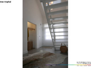 minimalistisch interieur, KleurInKleur interieur & architectuur KleurInKleur interieur & architectuur Minimalist corridor, hallway & stairs