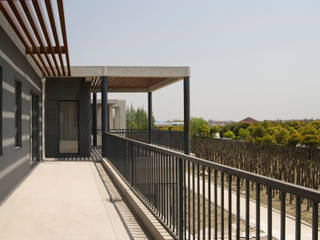 Villas Familia Dai, Equilibrium Architecture Equilibrium Architecture Balcon, Veranda & Terrasse asiatiques Béton