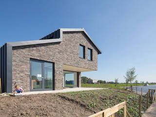 drie generaties woning | Nieuwkoop, JADE architecten JADE architecten วิลล่า