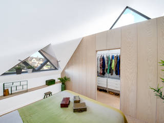 Arts & Crafts House, design storey design storey 北欧スタイルの 寝室 木 白色