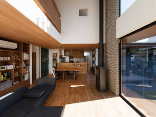 縁の繋がる家, 築紡｜根來宏典 築紡｜根來宏典 Modern living room Wood Wood effect