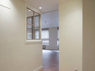Sube Interiorismo Bilbao reforma integral de vivienda en Bilbao, Sube Interiorismo Sube Interiorismo Pasillos, vestíbulos y escaleras de estilo clásico Blanco