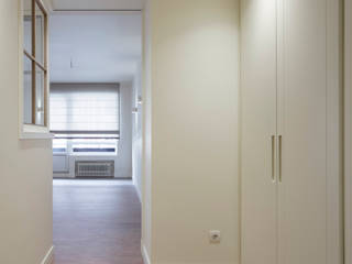 Sube Interiorismo Bilbao reforma integral de vivienda en Bilbao, Sube Interiorismo Sube Interiorismo Pasillos, vestíbulos y escaleras de estilo clásico Blanco