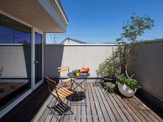 スキップフロアでつながる 伸びやかな空間のパッシブハウス, タイコーアーキテクト タイコーアーキテクト Modern Terrace White