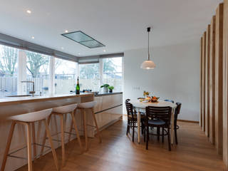 Renovation of a '70 house, Dineke Dijk Architecten Dineke Dijk Architecten غرفة السفرة