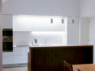 Moradia . Fátima . Reabilitação . Remodelação . , aponto aponto Einbauküche Holz Weiß