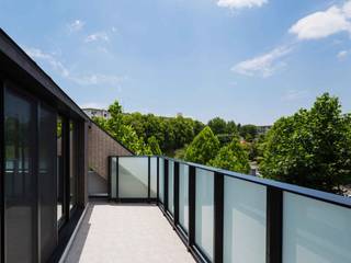 美しが丘、ガス暖炉のある住まい, JWA，Jun Watanabe & Associates JWA，Jun Watanabe & Associates Modern balcony, veranda & terrace