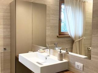 Bagno accessibile e di charme, Arch. Silvana Citterio Arch. Silvana Citterio Modern bathroom Ceramic Beige