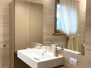 Bagno accessibile e di charme, Arch. Silvana Citterio Arch. Silvana Citterio حمام سيراميك