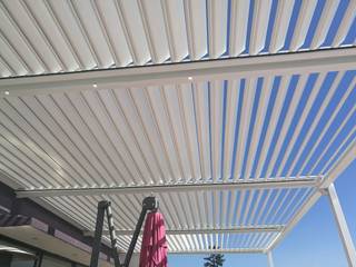 Pergola Bioclimática Las Aguilas, D+I Diseño mas interiorismo D+I Diseño mas interiorismo ระเบียง, นอกชาน อลูมิเนียมและสังกะสี