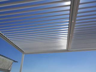 Pergola Bioclimática Las Aguilas, D+I Diseño mas interiorismo D+I Diseño mas interiorismo Тераса Алюміній / цинк