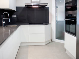 Reforma integral en la calle Bruc de Barcelona, Grupo Inventia Grupo Inventia Built-in kitchens Wood-Plastic Composite