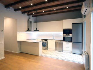 Reforma integral en calle Ausiàs Marc, Grupo Inventia Grupo Inventia Built-in kitchens Wood-Plastic Composite