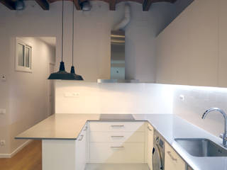 Reforma integral en calle Ausiàs Marc, Grupo Inventia Grupo Inventia Built-in kitchens Wood-Plastic Composite