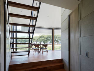 新屋敷の家, 小松隼人建築設計事務所 小松隼人建築設計事務所 Minimalist corridor, hallway & stairs