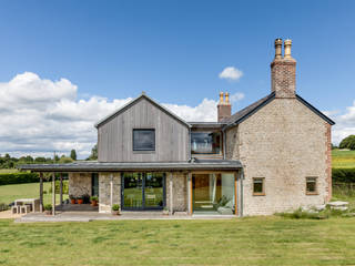 A Cottage that Offers Contemporary Living: Laurel House, CaSA Architects CaSA Architects Casas modernas: Ideas, diseños y decoración