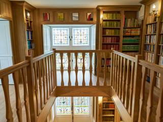 Conception et réalisation d'une pièce bibliothèque et d'une coursive pour un château en Mayenne, MAISON LOUIS-MARIE VINCENT MAISON LOUIS-MARIE VINCENT Study/office