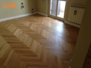 Pulizia del sottofondo e posa in opera di parquet prefinito in rovere, Soloparquet Srl Soloparquet Srl