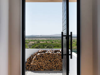 Project: Volstruis Ave, Yzerfontein, de Beyer Design Studio de Beyer Design Studio أبواب رئيسية