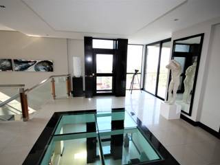 House Radcliff Estate, Nuclei Lifestyle Design Nuclei Lifestyle Design Modern corridor, hallway & stairs White