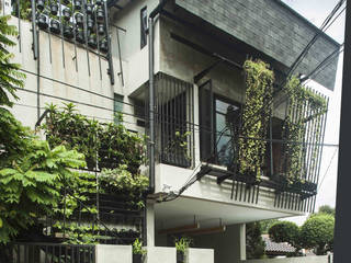Rumah Beranda - Green Boarding House, sigit.kusumawijaya | architect & urbandesigner sigit.kusumawijaya | architect & urbandesigner Rumah tinggal Besi/Baja Grey