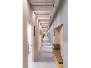 homify Modern Corridor, Hallway and Staircase Tiles