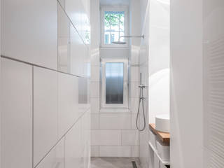 Beratung Altbausanierung, Einrichtungsplanung, Innenraumgestaltung für eine 5 Zi. Altbauwohnung, BANDYOPADHYAY interior BANDYOPADHYAY interior Modern bathroom White