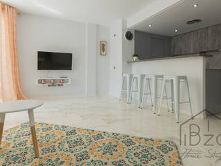 Home Staging Apartamento Edifico Bahía. Marina Botafoch, ROX & IRE IBIZA SL ROX & IRE IBIZA SL Salas de estar mediterrânicas