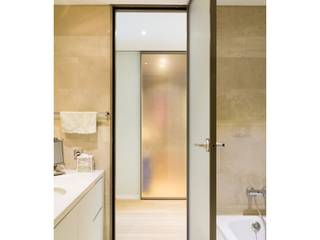 욕실도어 솔루션 방배동 빌라, 카일룸, WITHJIS(위드지스) WITHJIS(위드지스) Modern style doors