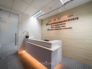 PT. Anugerah Harapan Syukur, INTERIORES - Interior Consultant & Build INTERIORES - Interior Consultant & Build Gewerbeflächen Sperrholz Holznachbildung
