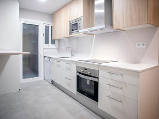 Reforma integral en calle Casanova de Barcelona, Grupo Inventia Grupo Inventia Built-in kitchens Wood-Plastic Composite