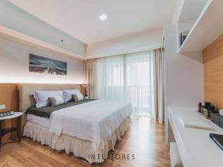 Kemang Village - Studio Apartment, INTERIORES - Interior Consultant & Build INTERIORES - Interior Consultant & Build Minimalist bedroom Solid Wood Multicolored