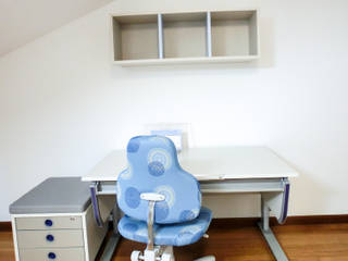 Cameretta in mansarda, Spaziojunior Spaziojunior Nursery/kid’s room