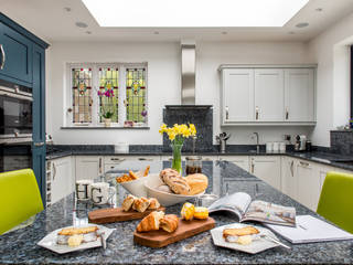 Mr & Mrs A, Camberley, Raycross Interiors Raycross Interiors Built-in kitchens Blue