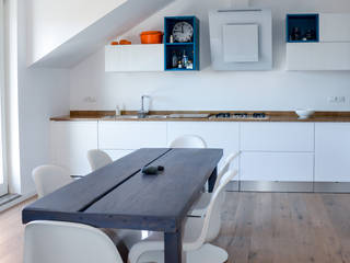 La mansarda di Federica e Luca, Annalisa Carli Annalisa Carli 現代廚房設計點子、靈感&圖片 木頭 White