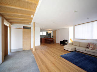 リビングから繋がる土間のある家, kisetsu kisetsu Scandinavian style living room