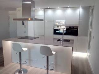 Reforma cocina abierta a salón en las Rozas Madrid., O. R. Group O. R. Group Modern kitchen White