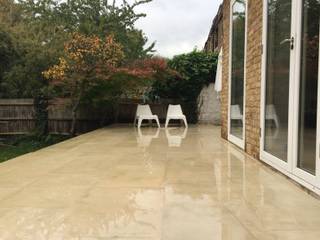 A Gorgeous Patio with Architectural Concrete Steps, Landscaper in London Landscaper in London Moderne tuinen