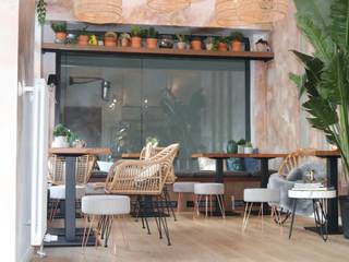 Deli Bar and Restaurant, Ivy's Design - Interior Designer aus Berlin Ivy's Design - Interior Designer aus Berlin Sala da pranzo in stile mediterraneo Rattan / Vimini Turchese