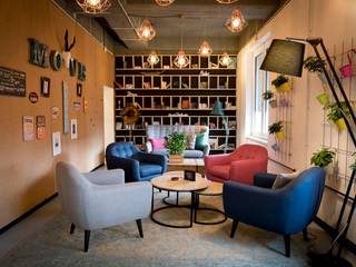 A lively co- working area 01, Ivy's Design - Interior Designer aus Berlin Ivy's Design - Interior Designer aus Berlin غرفة المعيشة مزيج خشب وبلاستيك