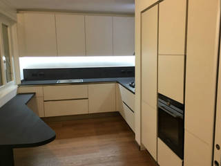 Cucina in laminato Fenix Bianco, Formarredo Due design 1967 Formarredo Due design 1967 Built-in kitchens