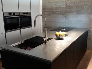 ​Cucina con isola in vetro e colonne laccato bianco, Formarredo Due design 1967 Formarredo Due design 1967 빌트인 주방 유리