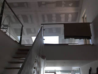 Renovação e ampliação de moradia, Azoia Sesimbra, PROJETARQ PROJETARQ Minimalist corridor, hallway & stairs